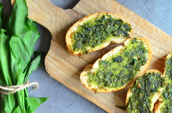 Spinach Pesto Garlic Bread